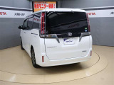 ハッチバックなので、バックドアは上に開きます♪大きな荷物の出し入れがしやすくなります。便利ですよ♪