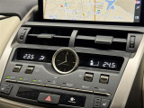 【左右独立オートエアコン】左右独立型、いわゆるデュアルエアコンです。運転席と助手席でそれぞれお好みの温度を設定可能です。
