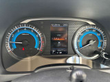 中央に様々な車両情報が表示されるカラーディスプレイが付いた便利なメーターです!