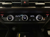 オートエアコンは左右席で独立温度コントロールが可能です。運転席はキンキンに冷やして助手席はマイルドにと言った設定が可能です☆暑さ寒さでケンカすることもなくなりますね♪