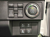 様々な車両情報を表示できるTFTマルチインフォメーションディスプレイを中央に配した視認性の高い大型2眼メーターです