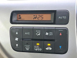 【オートエアコン】一度お好みの温度に設定すれば、車内の温度を検知し風量や温度を自動で調整。暑い&hellip;寒い&hellip;と何度もスイッチ操作をする必要はありません。快適な車内空間には必須の機能ですね♪