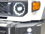 【LEDヘッドライト】悪天候や夜間走行時も良好な視界を確保し安心して運転できる高輝度LEDヘッドライトを装備!点灯速度が早く、消費電力も抑えられています。