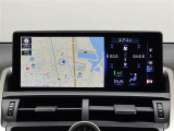 【10.3インチナビ】標準装備の10.3インチナビ。存在感のある大画面はインパクトも大!ナビ利用時のマップ表示は見やすく、テレビやDVDは臨場感がアップ!AppleCarPlayにも対応。