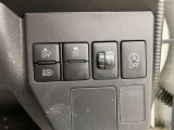 オートマチックハイビームとは、先行車や対向車のライトを認識し、ハイビームとロービームを自動で切り替える機能です。夜道の視界を確保します。詳細は販売店スタッフまでおたずねください。