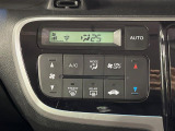 【オートエアコン】一度お好みの温度に設定すれば、車内の温度を検知し風量や温度を自動で調整。暑い&hellip;寒い&hellip;と何度もスイッチ操作をする必要はありません。快適な車内空間には必須の機能ですね♪