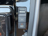 【オートホールド】信号待ちで足を離せる快適さ。毎日の運転をよりスムーズにサポート。ブレーキを踏み続けるストレスから解放され、スマートなドライブへ。