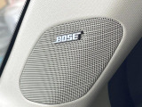 【BOSEサウンドシステム】メーカーオプションの高品位サウンドシステムを搭載。専用のチューニングが施された大小様々なスピーカーから良質なサウンドが奏でられ、臨場感あふれる音響空間を演出します。