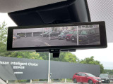 【スマートルームミラー】バックドアについてますカメラと連動して、後方の映像がルームミラーに映ります。