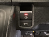 セレクトレバーの右に電子制御パーキングブレーキがあります。スイッチひとつで、停車した地点の傾斜などをシステムが検知・判断してブレーキ力を自動的に最適制御し、しっかり停車できるパーキングシステムです。
