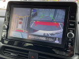 まるで真上から見ているような、視認性の良いアラウンドビューモニターです。駐車が苦手な方でもこれでらくらく駐車できますよ。