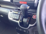インパネシフトだから視線の移動も少なく足元もスッキリ♪運転席もゆったりしているのでゆとりを持ってドライブできますね!