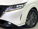【LEDヘッドライト】悪天候や夜間走行時も良好な視界を確保し安心して運転できる高輝度LEDヘッドライトを装備!点灯速度が早く、消費電力も抑えられています。