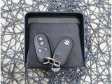 【スマートキー】キーをバッグやポケットに入れたままでもドアロックの開閉が出来るほか、エンジンキーを挿さなくてもエンジンスタートストップが出来ます。