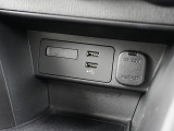 CD/DVD再生プレーヤーは装備されておりませんがフルセグTVチューナー、USB端子やブルートゥースオーディオは備えています。