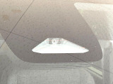 【プリクラッシュセーフティ】前方の車両等を検知し、衝突しそうな時は警報で注意を促し、ブレーキを踏む力をサポート。ブレーキを踏めなかった場合は衝突被害軽減ブレーキが作動、衝突回避をサポートします。
