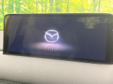 【10.25インチマツダコネクト】車内の雰囲気にマッチした大型ディスプレイ。スマホ接続でのナビ使用やBluetooth再生等、様々な機能が楽しめます。直感的なダイヤル操作が可能で、使い勝手も良好です。