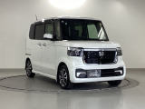 狭い駐車場でも、スライドドアならチャイルドシートへのお子さまの乗降や荷物の積載もスムーズ。とても便利な【助手席側。電動スライドドア】ドアハンドを少し引くだけでリアドアが自動開閉します。