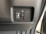 【助手席側パワースライドドア】です。リモコンや運転席のスイッチ操作で楽々自動開閉。