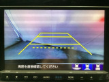 バックでの車庫入れも安心です! リアカメラが付いているバックモニター付のナビを装備しております。操作線もついており距離感も画面から確認できます。