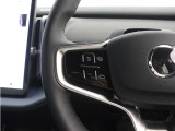 スポーク部には、さまざまな装備や機能を操作できるスイッチをスタイリッシュにレイアウト。一部の機能については、お好みに合わせてスイッチの割り当てをカスタマイズすることも可能です。