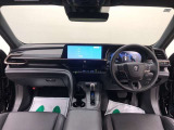 ディスプレイや操作スイッチを水平に集約、運転中の視線移動や動作を最小化できるようなレイアウトになっています。ドライバーは運転に集中でき、一緒に乗る方は心地よく移動を楽しめる空間となっています。