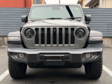 Jeepの象徴7スロットグリルがインパクトあります。