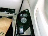 電動格納式ミラーなので、対向車などとのすれ違い時にも便利です。