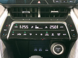 【オートエアコン】一度お好みの温度に設定すれば、車内の温度を検知し風量や温度を自動で調整。暑い&hellip;寒い&hellip;と何度もスイッチ操作をする必要はありません。快適な車内空間には必須の機能ですね♪