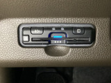 ハンドルの左下にETCがついています。高速道路の料金所の通過も楽々です。 カードの取り出しもしやすい場所についています。