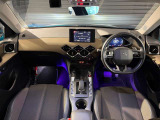 スッキリとまとめられた運転席周りで、運転を楽しくさせる内装です