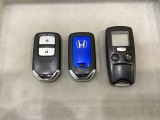 スマートキーを装備しています。鍵を差し込むことなくドアロックの開け閉めと、スタートボタン操作でのエンジンスタートができます。加えて、純正リモコンエンジンスターター用の操作キーもついています。