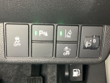 ハンドルの右側にはヘッドライトレベライザーとHondaセンシング用のメインスイッチがついています。ヘッドライトレベライザーは道路状況や積荷の加重に応じてライトの高さを調節できます。
