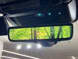 ◆ClearSightインテリアリアビューミラー『ルーフの上に取り付けられたカメラによって車内の積載状況に関係なく後方視界を確保できます。夜間でも鮮明に投影されます。』