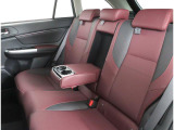 長時間の運転も疲れにくいフロントシート!体をしっかり支えてくれて運転がしやすい形状です!!後部座席もゆったり座れて足元のスペースも広々!ドライブの際は全員が窮屈な思いをせずにお楽しみいただけます!