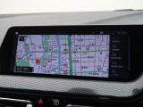 【純正ナビゲーション】BMWのナビゲーションは操作性も良く、詳細な地図情報と交通状況を見やすく表示し、快適なドライビングをサポートしながら目的地までナビゲートします。