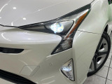 【LEDヘッドライト】悪天候や夜間走行時も良好な視界を確保し安心して運転できる高輝度LEDヘッドライトを装備!点灯速度が早く、消費電力も抑えられています。