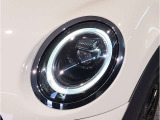 このヘッドライトは、赤ちゃんの可愛らしい目をモチーフしたものです。一方で、クロスオーバーのヘッドライトは、北欧の女性の切れ長の目をイメージしてデザインされています。