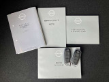 各取り扱い説明書、整備手帳、スマートキー2本つきです。