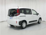 バックカメラが付いているので後方確認が非常にしやすいです。今や運転初心者も熟練者も必須装備!ついていて損はないですね♪