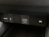 アクセサリーソケットはUSBのアダプターなどをつければ、スマホの充電にも使えます。横にはナビゲーション用の外部入力可能なUSB端子などがついており、周辺には物が置けるボックスがついています。