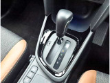 こちらのシフトは、車両にマッチしたデザインになっています!握りやすく、操作し易い配置になっていますので、いつも触れるシフトだからこそ、大切ですね!