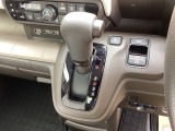【eコンスイッチ】低燃費運転をサポートするECONモード。スイッチをONすると、エンジンやトランスミッション、A/Cなどを協調制御し、燃費の向上に貢献。エコドライブの効果を高めます。