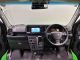 見易い計器類と運転し易いドライビングポジションは、視角も少なく前方&左右の見切りが良く運転し易いクルマです。