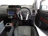 革巻きステアリングで快適な操作性の運転席です。