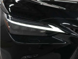 LEDヘッドランプにはアダプティブハイビームシステム「AHS」を採用。光検出カメラで車両検出をし、先行車や対向車に直接ハイビームを当てないように部分遮光します。