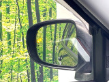 【ブラインドスポットモニター】走行中、ドアミラーの死角になりやすい箇所に後続車が接近するとサイドミラー付近に警告を表示、ドライバーに注意喚起をしてくれます。