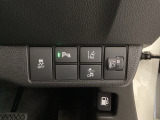 ハンドルの右側にはヘットライトリベライザーとHondaセンシング用のメインスイッチがついています。ヘッドライトリベライザーは道路状況や積荷の加重に応じてライトの高さを調節できます。