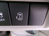 左側オートスライドドアです。運転席からでもスイッチひとつで開閉できるので、便利ですよ