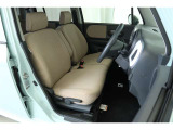 【ベンチシート】広々とした運転席&助手席です。もちろんクリーニング済みですので清潔感があり気持ち良く乗っていただけます。